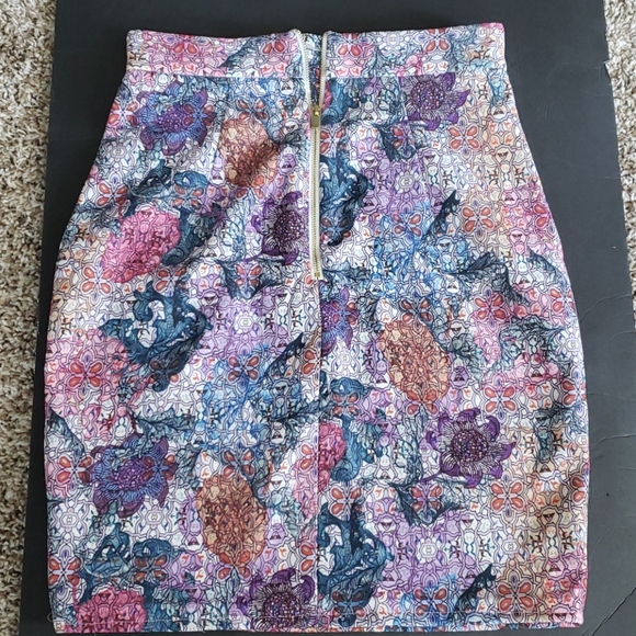 H&M floral spring/summer skirt size 6 with pockets - Picture 2 of 4